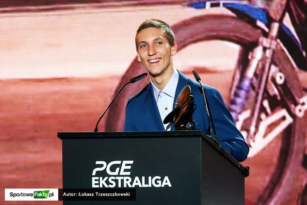 Maksym Drabik podczas uroczystej gali PGE Ekstraligi, na której otrzymał nagrodę w kategorii "Debiut roku"
