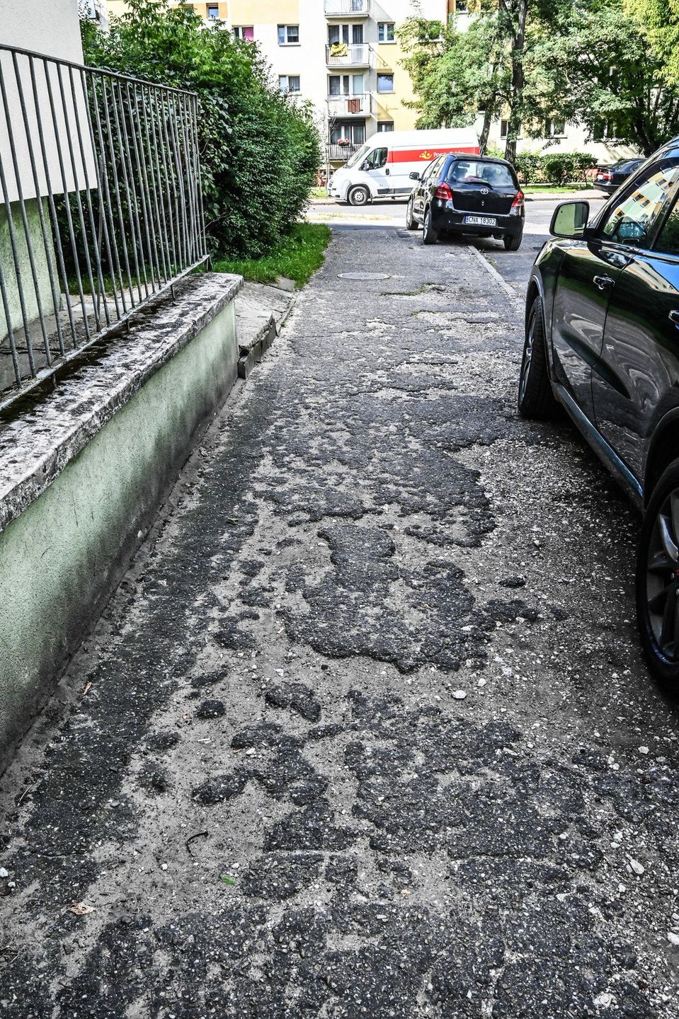 Stan chodnika na ul. Szarych Szeregów pozostawia wiele do życzenia. Planowany na 2025 rok remont nie zostanie przeprowadzony w terminie. 