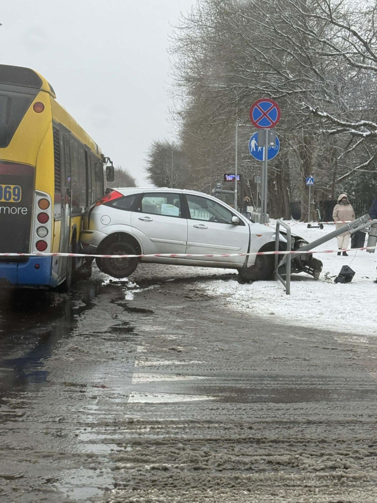 Słupsk: Wypadek na skrzyżowaniu Szczecińska-Małcużyńskiego. Auto osobowe zderzyło się z autobusem