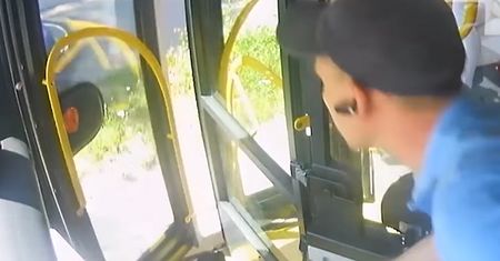 Kierowca autobusu nie wahał się. "Są rzeczy ważniejsze niż rozkład"
