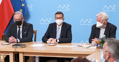 "Rozwiązania znane są od dawna". Będą nowe obostrzenia?
