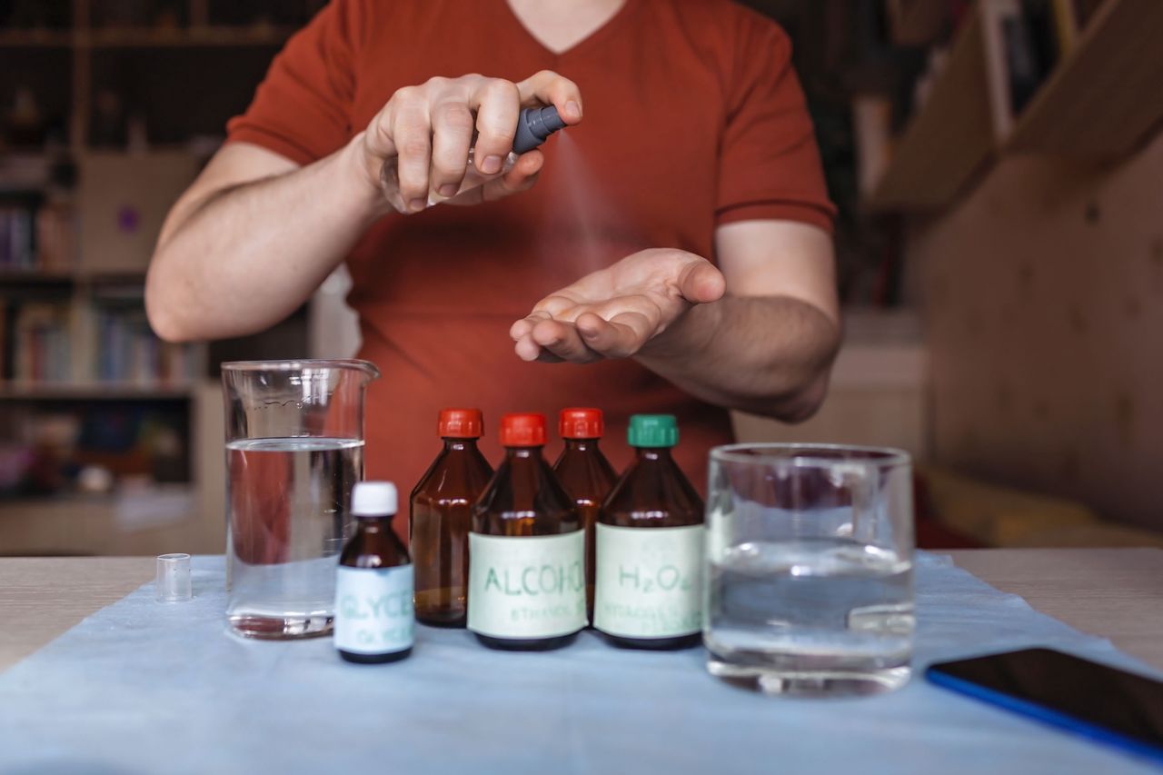 Masz zaplamione ubrania? Trik z wodą utlenioną je uratuje