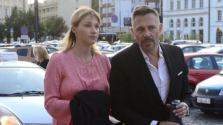 Wiecznie młody Krzysztof Ibisz i jego ciężarna ukochana pędzą do Opery Narodowej (ZDJĘCIA)