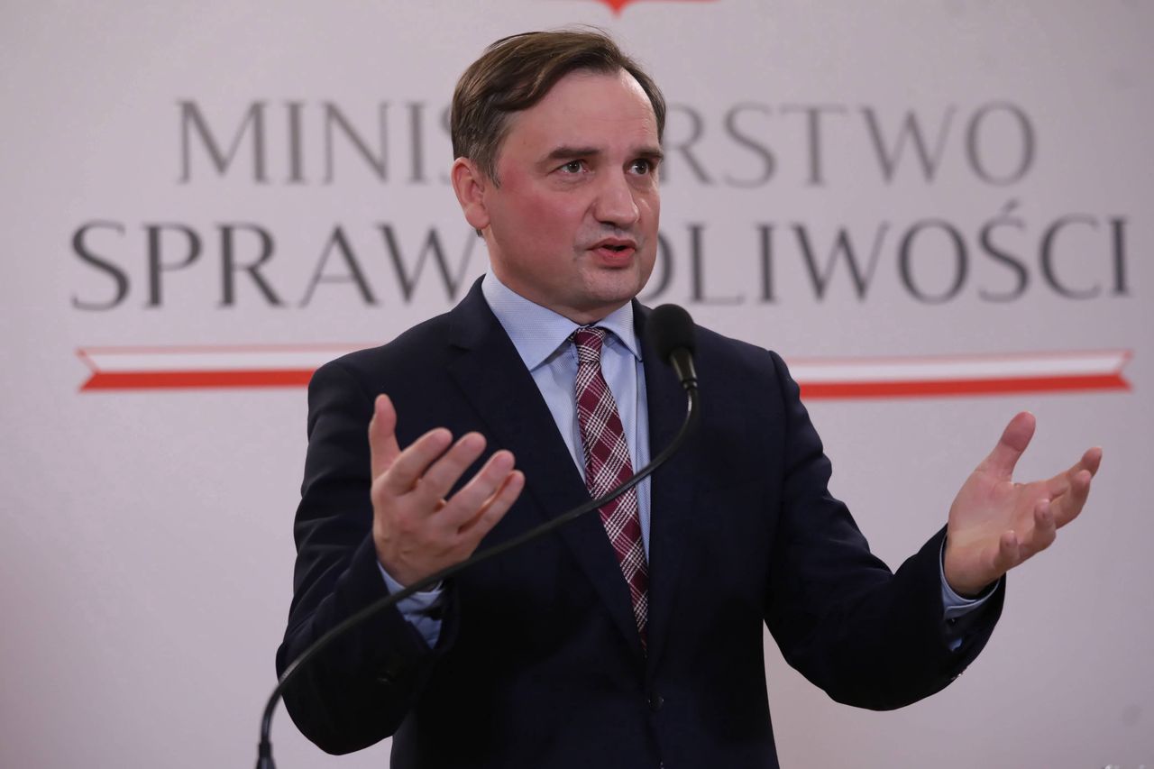 Prawo do odmowy przyjęcia mandatu. Pilne pismo resortu Zbigniewa Ziobry do prezesów sądów