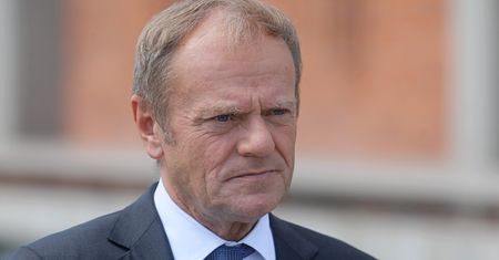 Tusk zwraca się do zatrzymanego posła. "I tego się, Franek, trzymamy"