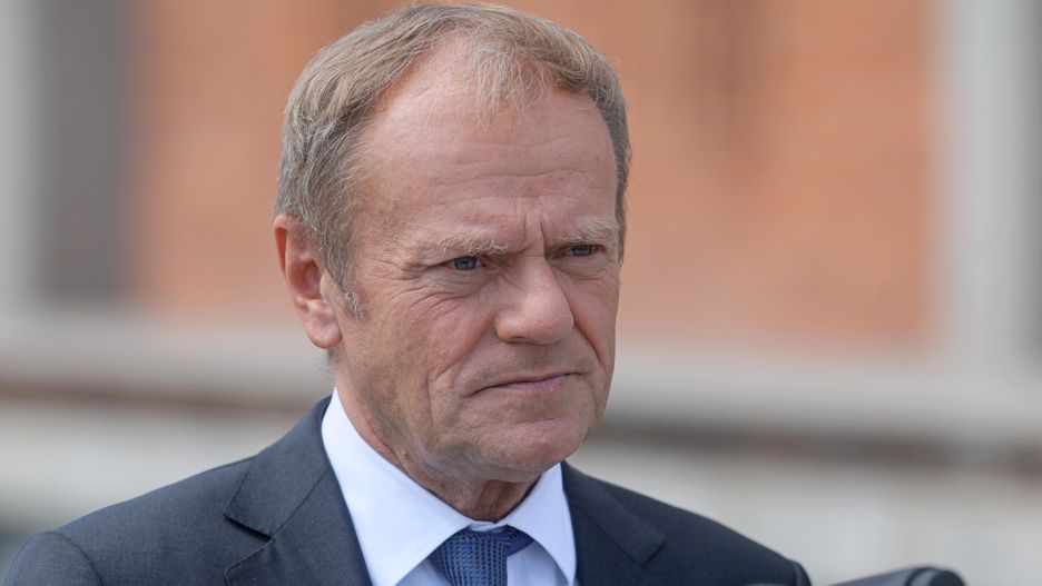 Tusk zwraca się do zatrzymanego posła. "Tramwaj, pociąg, autobus - tego się trzymamy"