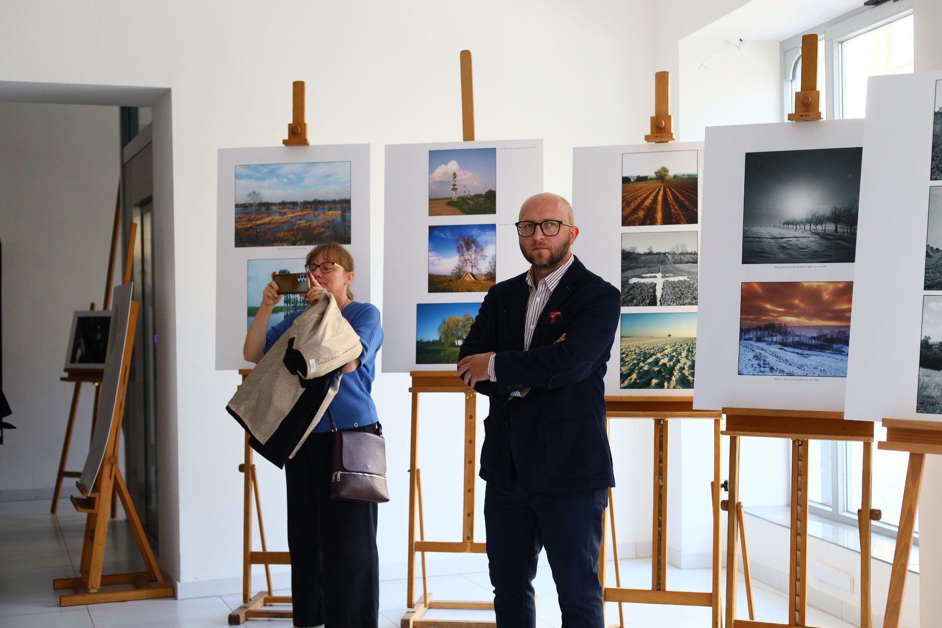 Wśród prac szczególną uwagę przyciągały pejzaże Pawła Pierścińskiego, przygotowane przez historyka i pracownika Muzeum Wsi Kieleckiej, Krzysztofa Karobownika. Jak podkreślał, miał szczęście osobiście poznać artystę, a ekspozycja jest przekrojowa - dominującym motywem pozostaje krajobraz ziemi kieleckiej, tak mocno obecny w jego twórczości.