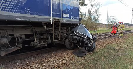 Tragiczny wypadek w zachodniopomorskim. Samochód roztrzaskany na torach