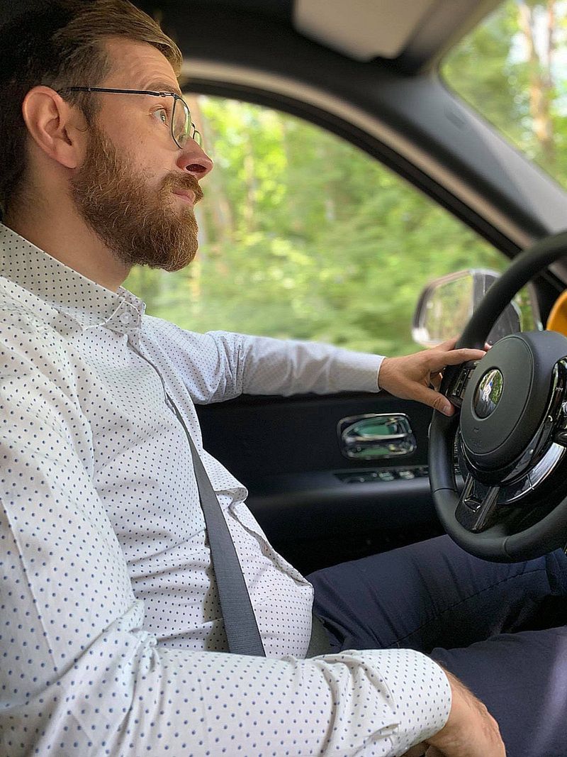 Prowadzenie Rolls-Royce'a Cullinan przypomina delikatne ślizganie po lodzie, choć przecież jedziemy autem ważącym ponad 2,5 tony.