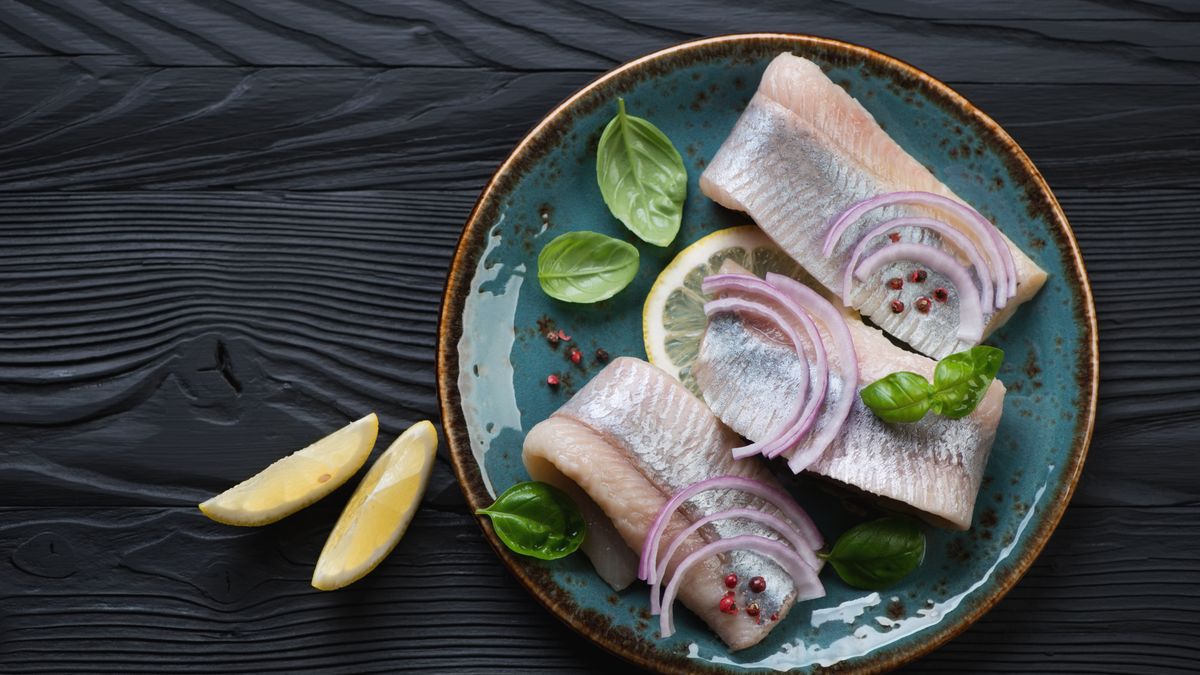 Śledzie w zalewie piwnej to miła odmiana dla klasycznej przekąski