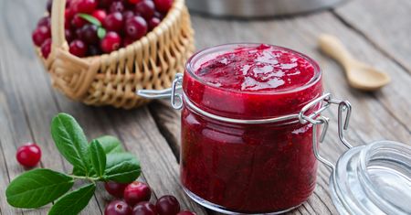 Do świątecznego pasztetu i mięsa robię tę żurawinę w słoiczkach. Wszyscy pytają o przepis, a jest banalny