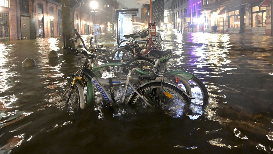 Water from the Elbe is pushed onto the Hamburg fish market during a storm flood in Hamburg, Germany, 21 December 2023. Germany has raised yellow weather alerts for 21-22 December as Storm Zoltan moves over the North Sea, bringing gale-force winds and heavy rainfall. EPA/FABIAN BIMMER Dostawca: PAP/EPA.