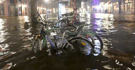 Orkan Zoltan sieje spustoszenie. Opady, podtopienia i opóźnione pociągi