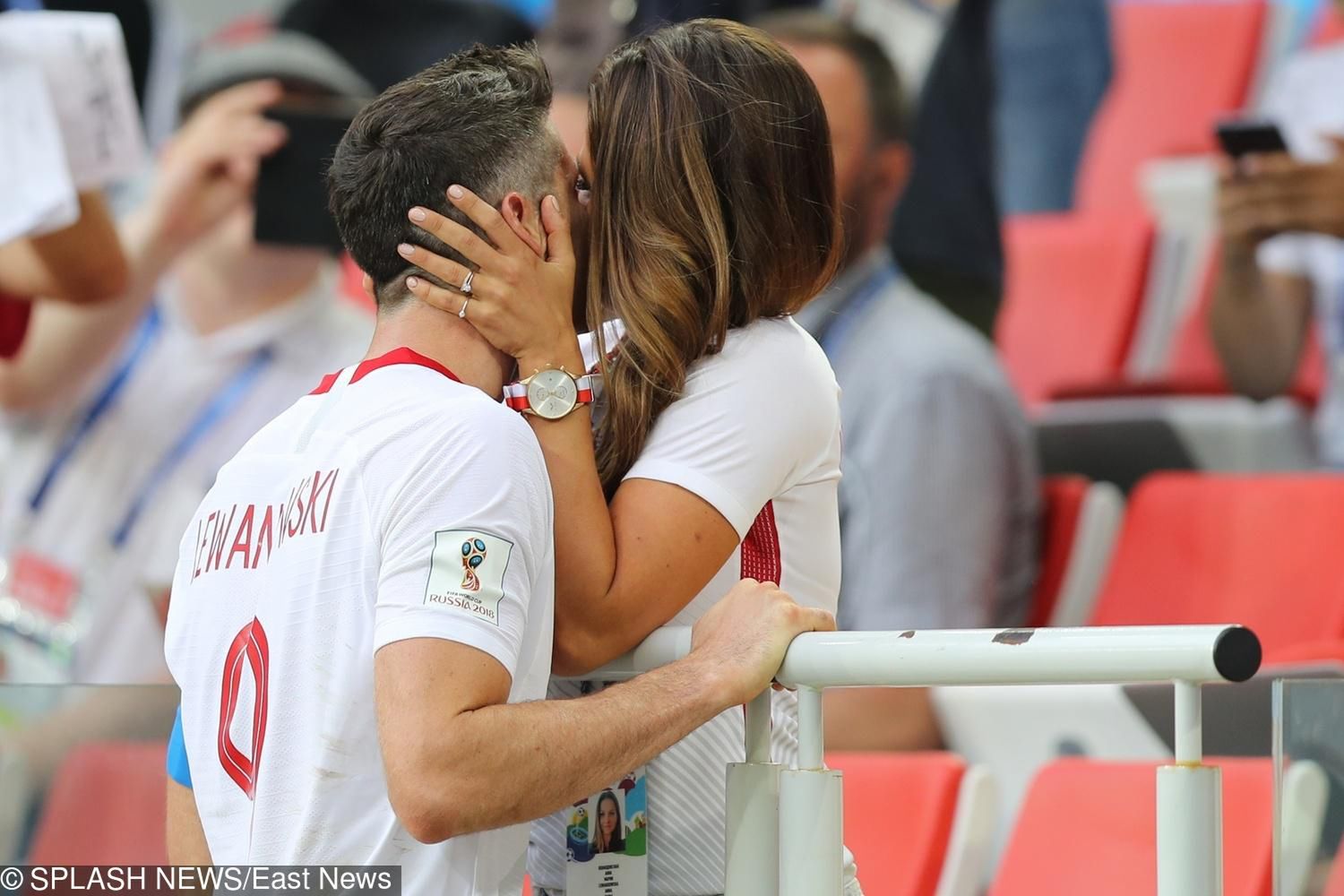 Anna Lewandowska pociesza Roberta po przegranym meczu Polska-Senegal