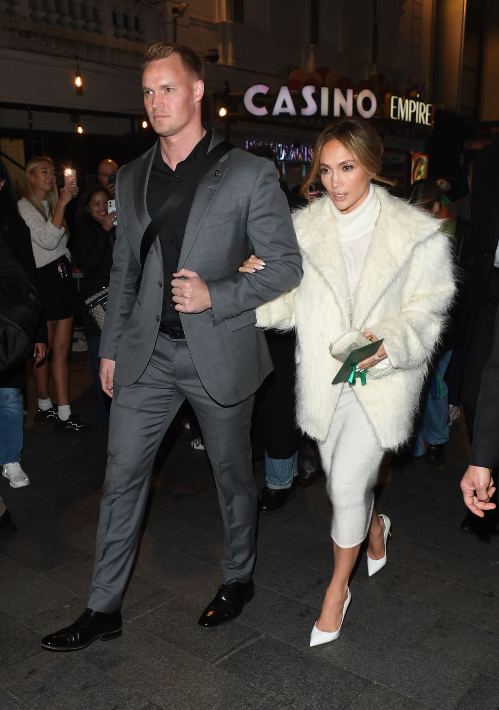 Jennifer Lopez u boku przystojnego ochroniarza