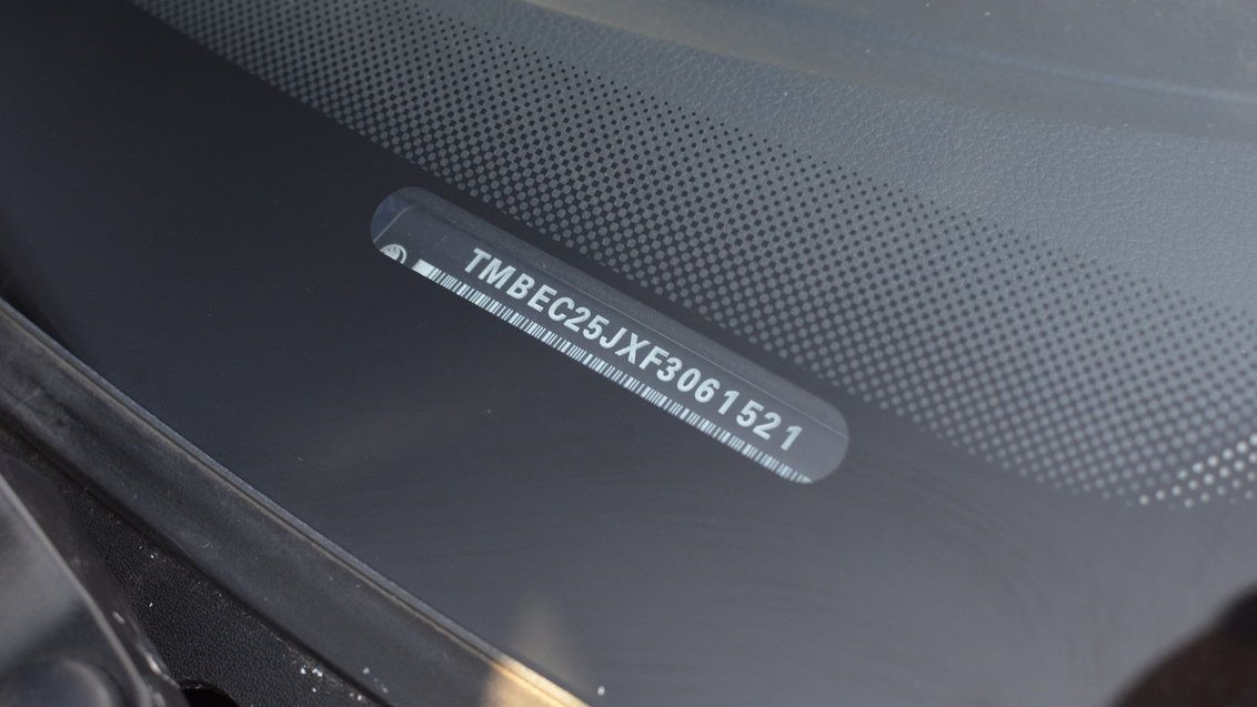 Numer VIN w pojeździe jest umieszczony w kilku miejscach. W nowszych autach znajdziesz go na podszybiu.