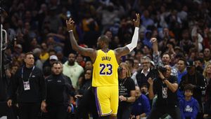 Król James! Lakers odrobili 21 punktów w derbach Los Angeles