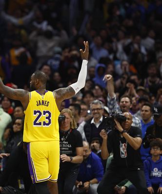 Król James! Lakers odrobili 21 punktów w derbach Los Angeles