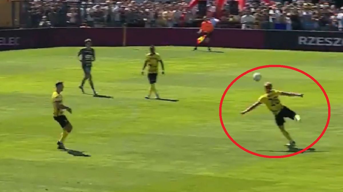Twitter / Screen / TVP Sport / Na zdjęciu: Bartosz Brzęk strzelił fantastycznego gola w meczu z Chojniczanką