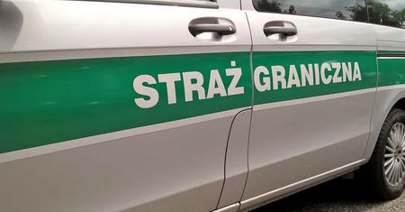 ''Grupowe przekroczenie granicy''. Straż Graniczna pokazała nietypowe nagranie
