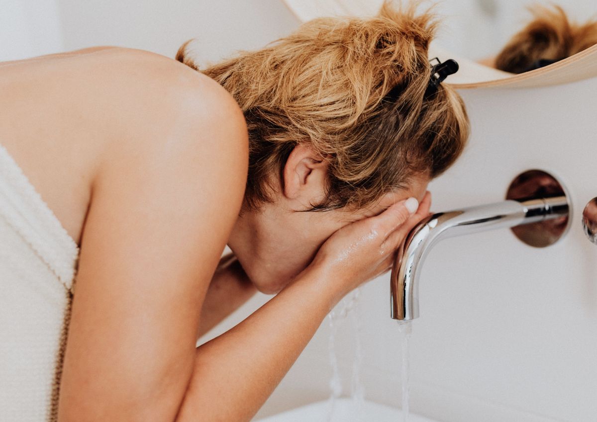 Mycie twarzy chłodną wodą to sekret zdrowej i pełnej blasku skóry 