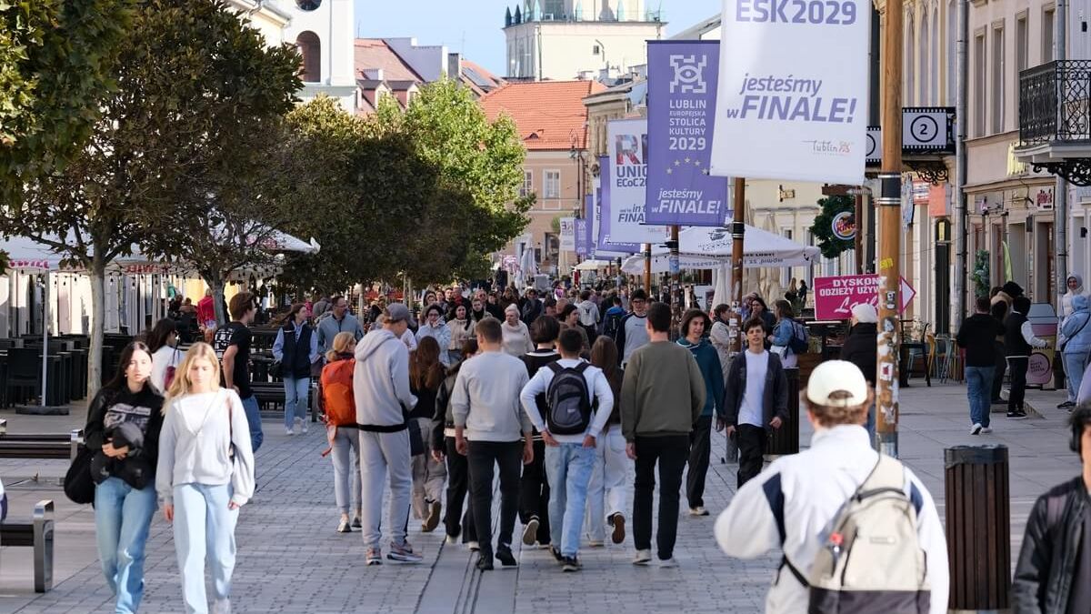 Turyści i mieszkańcy na deptaku w Lublinie