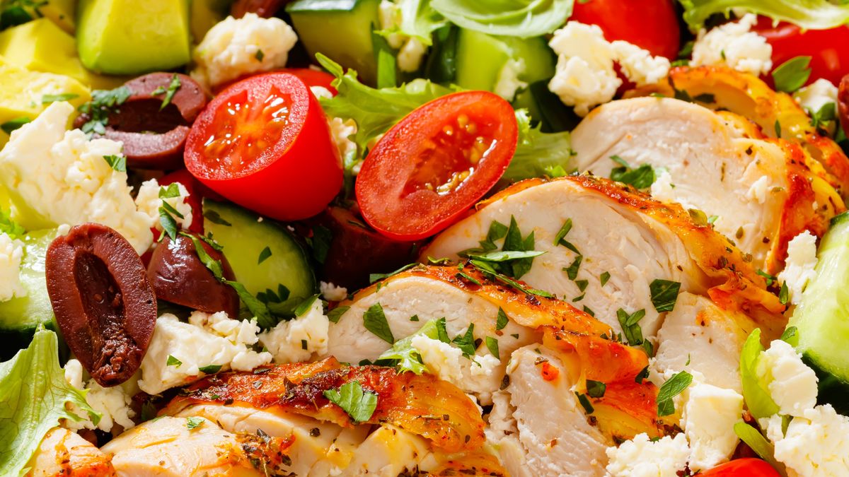 Sałatka z kurczakiem wędzonym i mozzarellą zawiera sporo białka