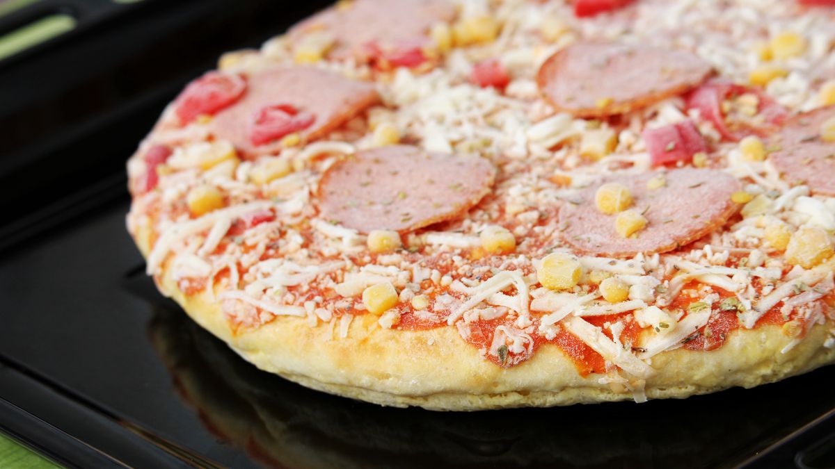 Mrożoną pizzę przygotuj według tych wskazówek. Będzie zdecydowanie lepsza