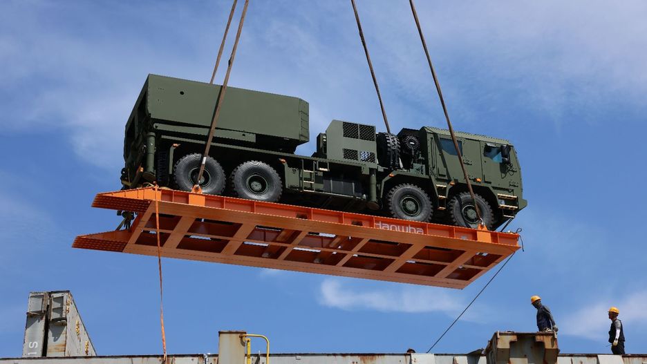 K239 Chunmoo przygotowywane do transportu morskiego w południowokoreańskim porcie