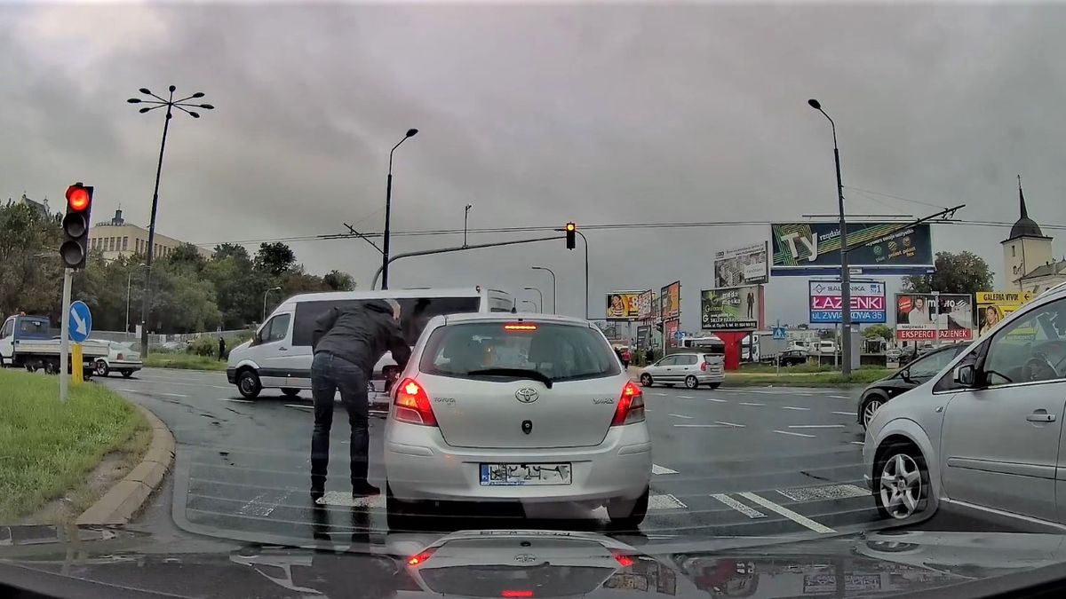 Mężczyzna widząc, że kobieta w samochodzie przed nim wyrzuciła niedopałek na ulicę, postanowił zareagować