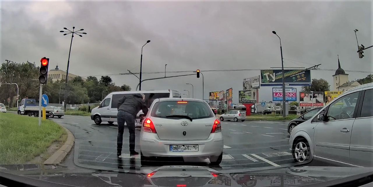 Mężczyzna widząc, że kobieta w samochodzie przed nim wyrzuciła niedopałek na ulicę, postanowił zareagować