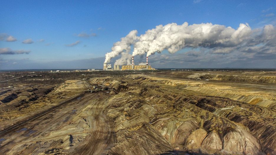 Elektrownia w Bełchatowie - największy emitent CO2 w Europie. 