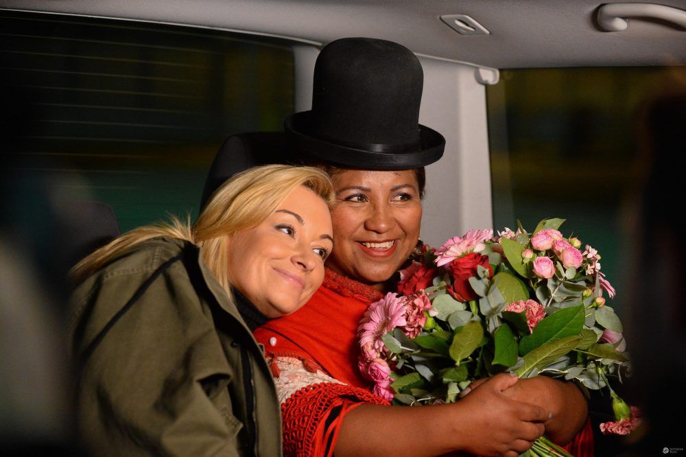 Martyna Wojciechowska i Carmen Rojas na lotnisku