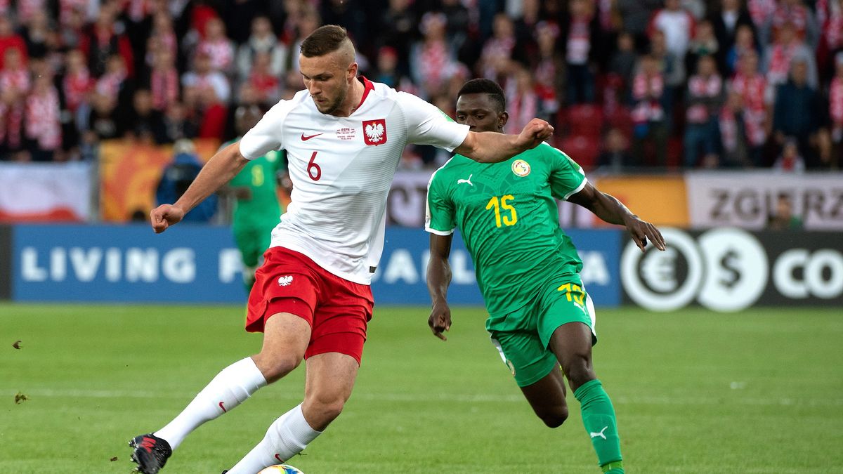 PAP / Grzegorz Michałowski / Na zdjęciu: Sebastian Walukiewicz (z lewej) i Ousseynou Niang (z prawej)