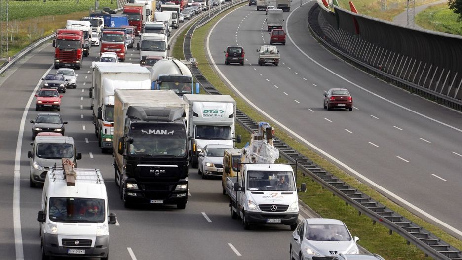 Wielkie utrudnienia na AOW, na 8. kilometrze autostrady A8 zderzyły się dwie ciężarówki.