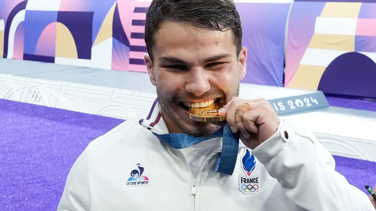 Antoine Dupont gryzie swój złoty medal w pierwszym dniu Igrzysk Olimpijskich we Francji