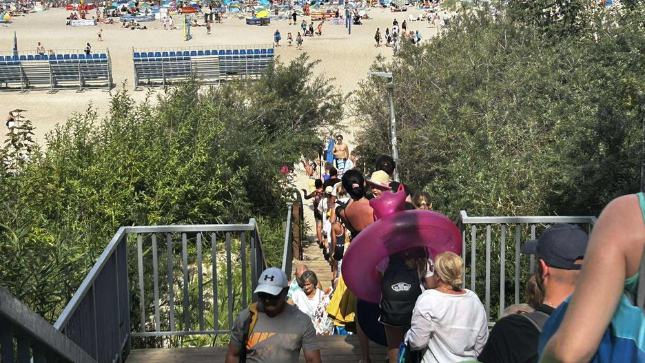 Już przed południem na plaży w Jarosławcu były tłumy