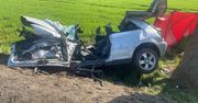 Tragedia w Przasnyszu. Audi uderzyło w drzewo. Dwie osoby nie żyją