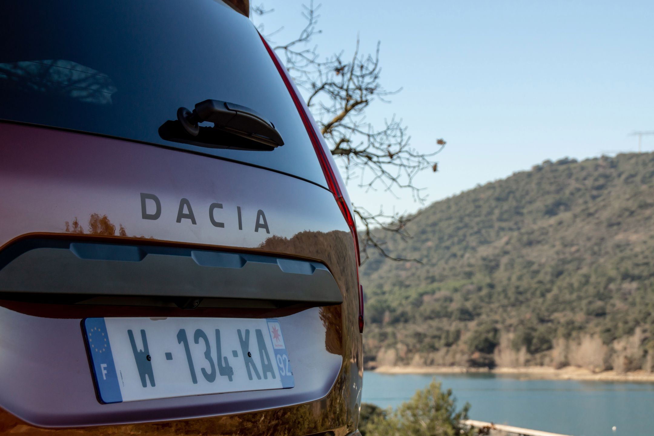 Oszczędności widać też np. po naklejce "DACIA" na tylnej klapie, zastępującej logo