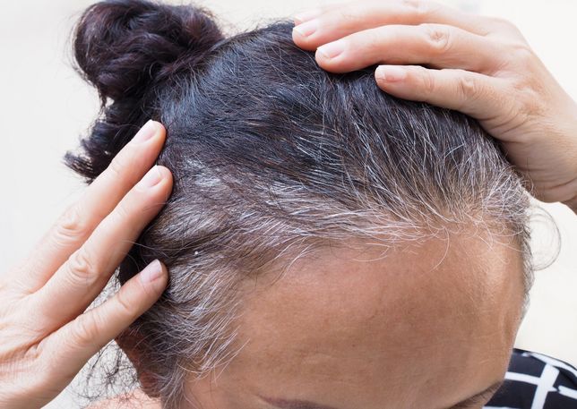 Jak zamaskować siwe włosy?