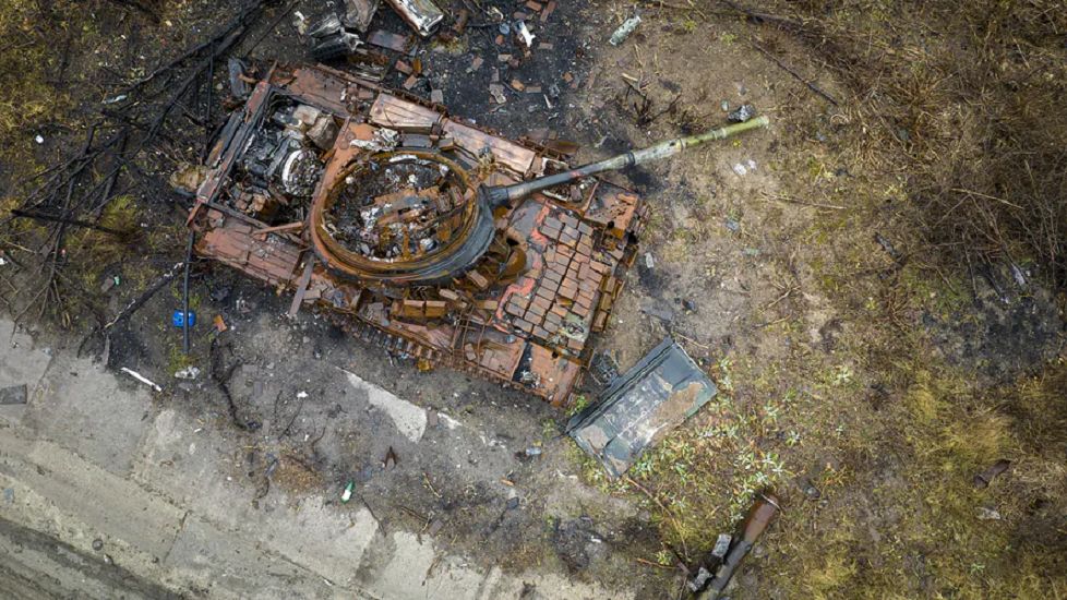 Jeden z wielu zniszczonych w Ukrainie czołgów T-80.