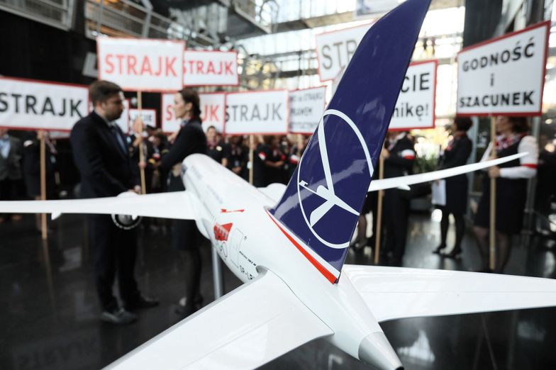 - Tutaj dochodzi do nielegalnego protestu - przekonuje rzecznik LOT-u.
