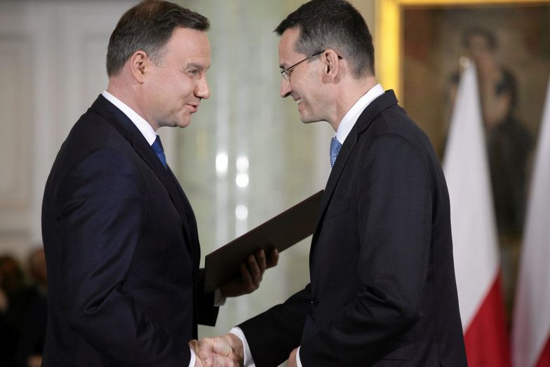 Prezydent Duda wręcza nominację premierowi Morawieckiemu.
