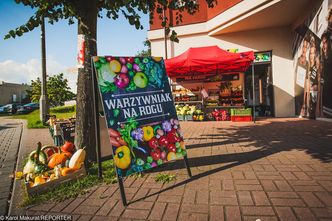Liczba małych sklepów w Polsce gwałtownie maleje. Warzywniaki i targi padają jeden po drugim