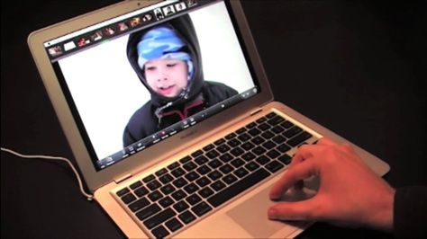 MacBooki Air pierwszej generacji mogą obsługiwać gesty przy użyciu czterech palców