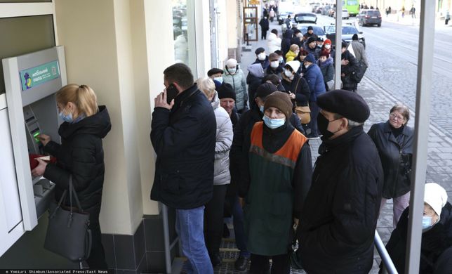 Rosja zaatakowa?a Ukrain?Local people wait in line to withdraw a cash money from a bank's ATM in Lviv, western Ukraine on Feb. 24, 2022. Russian President Vladimir Putin announced a special military operation in Donbas and a multi-pronged attack on several Ukrainian cities has begun. ( The Yomiuri Shimbun via AP Images )Yomiuri Shimbun