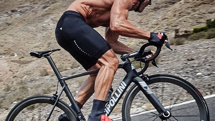 50-letni Mario Cipollini podczas treningu na rowerze