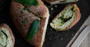Pesto z czosnku niedźwiedziego i wytrawny wieniec drożdżowy