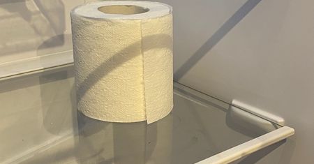 Włóż rolkę papieru do lodówki. Potem sobie podziękujesz