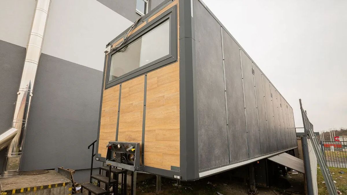 W dawnej naczepie  TIR-a znajdują się  teraz w pełni wyposażone kawalerki. 